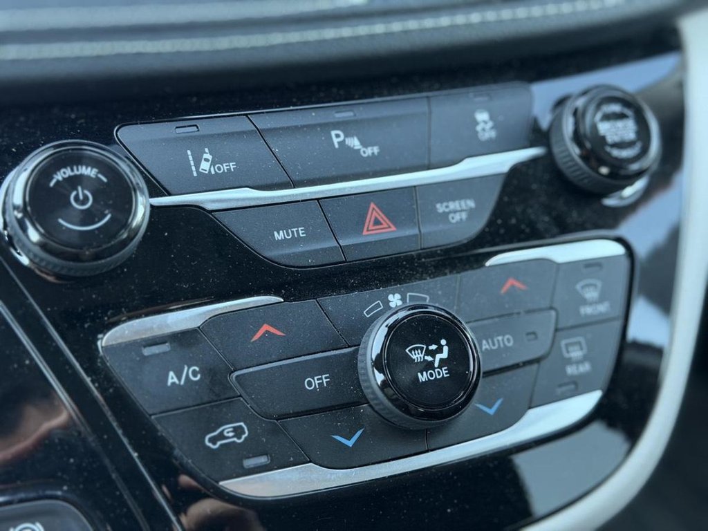 2022 Chrysler Pacifica Hybrid Touring L Cuir Bas Kilométrage in Terrebonne, Quebec - 16 - w1024h768px