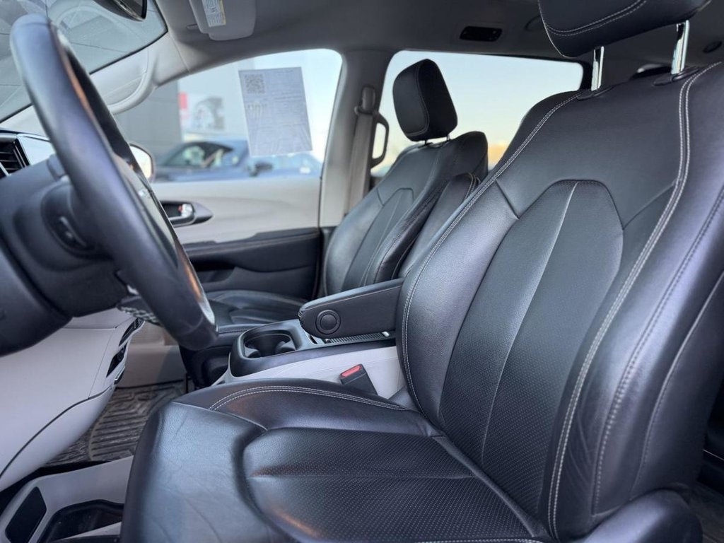 2022 Chrysler Pacifica Hybrid Touring L Cuir Bas Kilométrage in Terrebonne, Quebec - 9 - w1024h768px