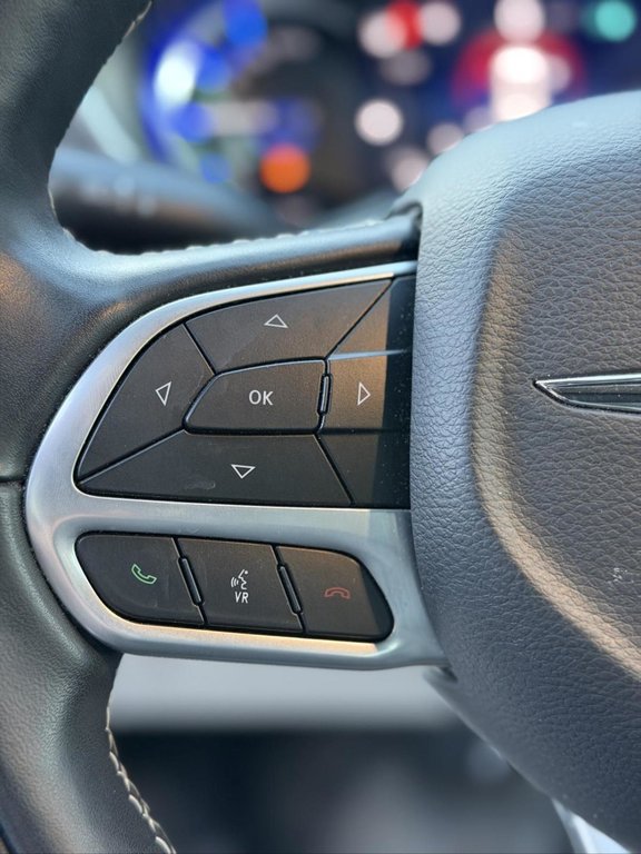 2022 Chrysler Pacifica Hybrid Touring L Cuir Bas Kilométrage in Terrebonne, Quebec - 11 - w1024h768px