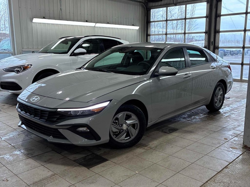 Hyundai Elantra Essential 2025 à Terrebonne, Québec - 1 - w1024h768px