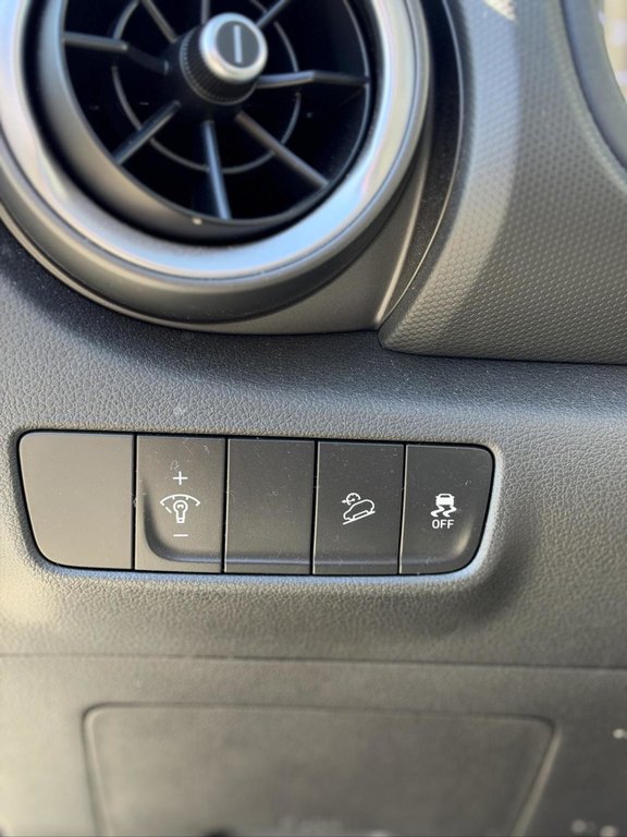 2023 Hyundai Kona Essential AWD Bas Kilométrage in Terrebonne, Quebec - 9 - w1024h768px