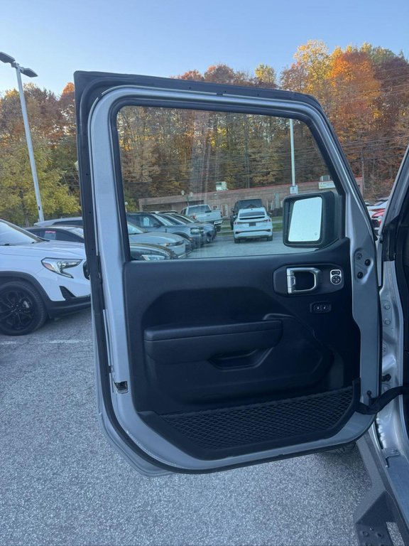 2023 Jeep Wrangler Rubicon V6 2 Toit Bas Kilométrage in Terrebonne, Quebec - 7 - w1024h768px
