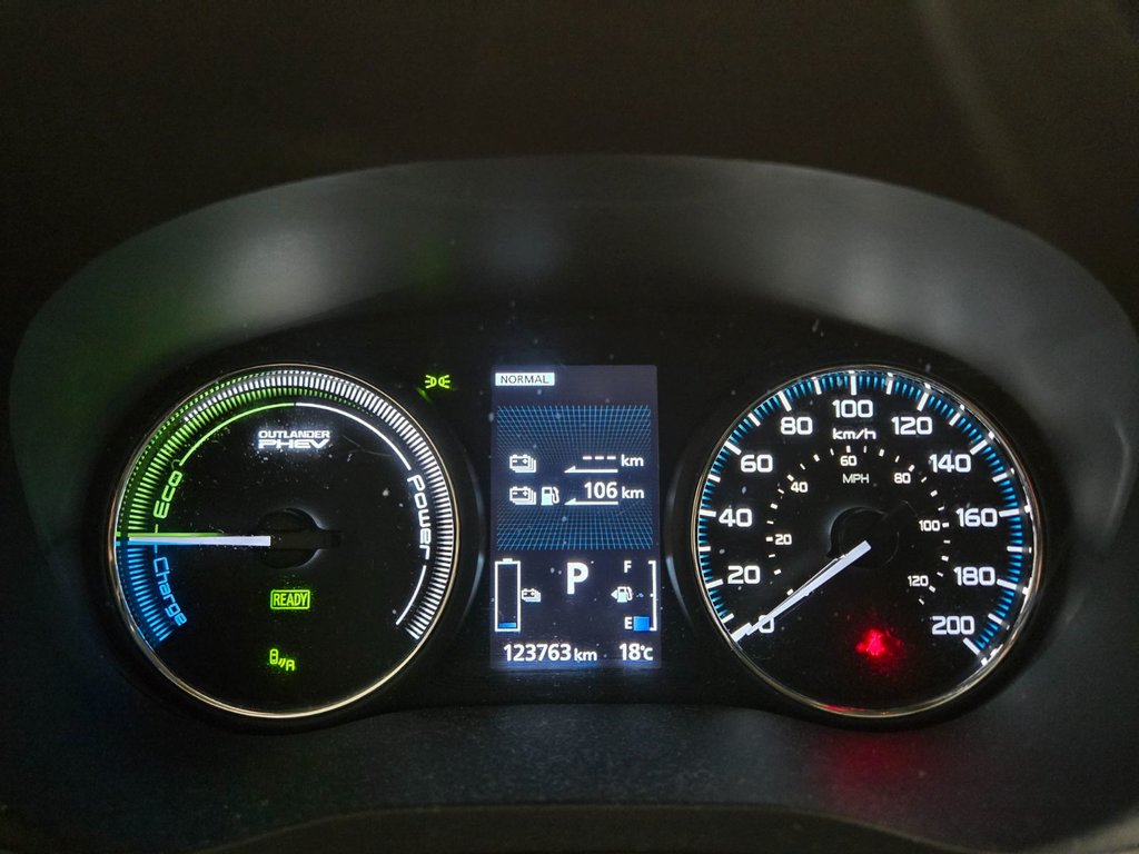 2018 Mitsubishi OUTLANDER PHEV SE Cuir Toit Ouvrant AWD in Terrebonne, Quebec - 12 - w1024h768px
