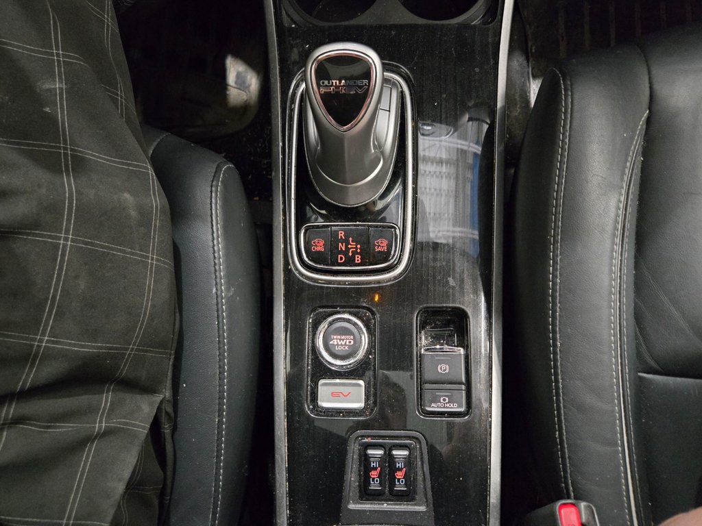 2018 Mitsubishi OUTLANDER PHEV SE Cuir Toit Ouvrant AWD in Terrebonne, Quebec - 16 - w1024h768px