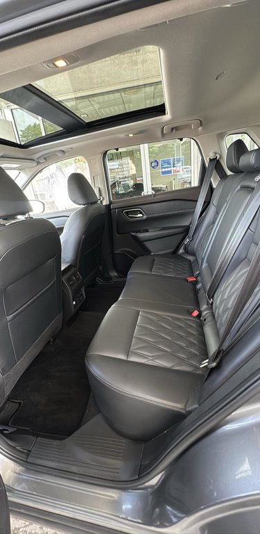 Nissan Rogue Platinum AWD Cuir Toit Panoramique Cuir 2022 à Terrebonne, Québec - 9 - w1024h768px