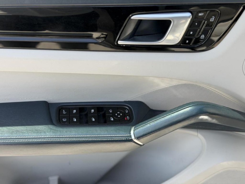 2019 Porsche Cayenne E-Hybrid Toit Panoramique Cuir in Terrebonne, Quebec - 7 - w1024h768px