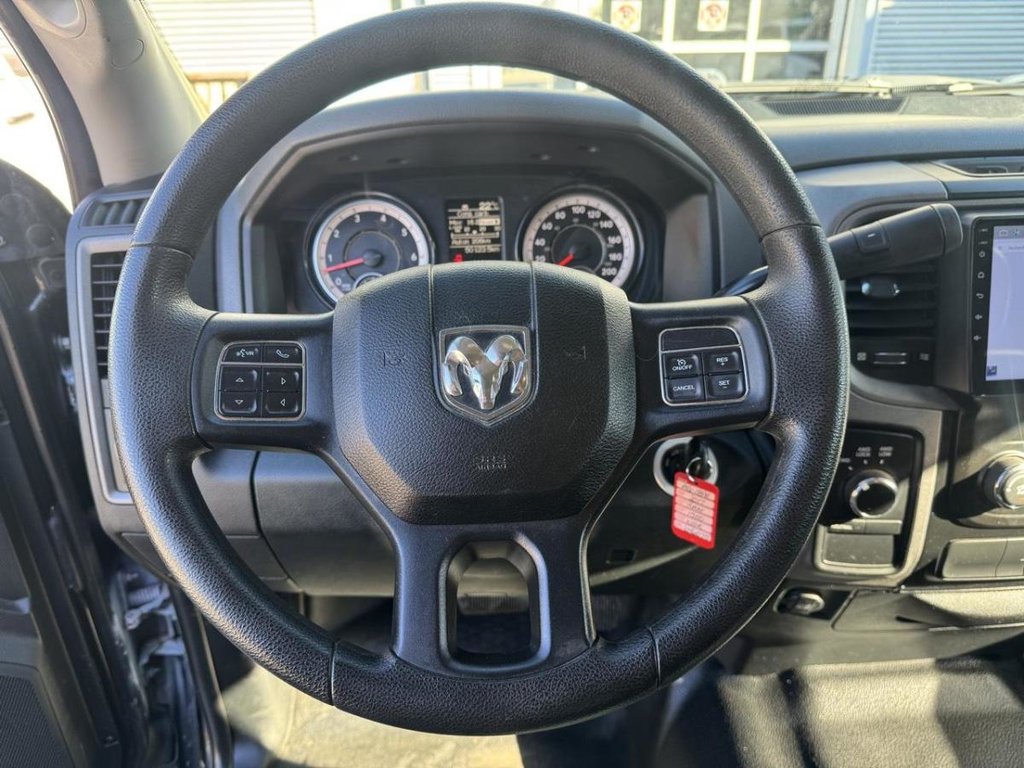 2017 Ram 1500 ST Crew Bas Kilométrage in Terrebonne, Quebec - 11 - w1024h768px