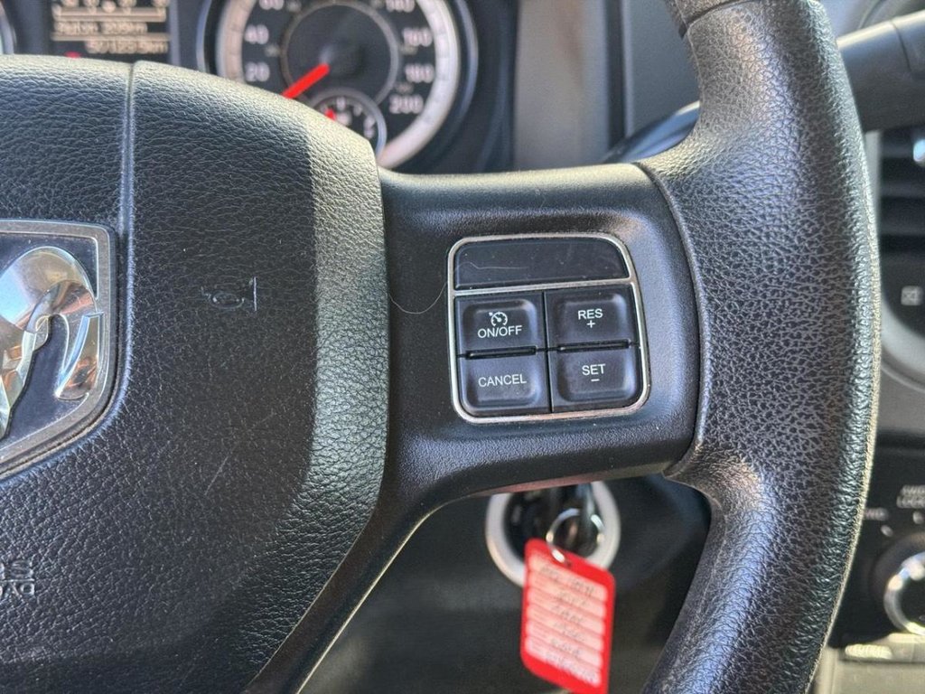 2017 Ram 1500 ST Crew Bas Kilométrage in Terrebonne, Quebec - 12 - w1024h768px