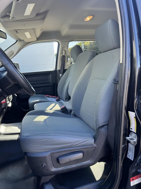 2017 Ram 1500 ST Crew Bas Kilométrage in Terrebonne, Quebec - 8 - w1024h768px