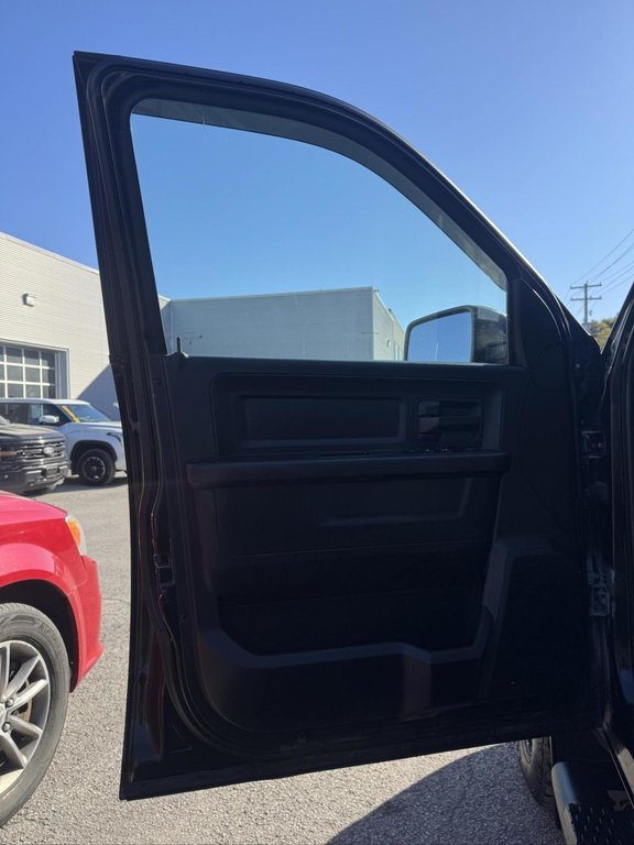 2017 Ram 1500 ST Crew Bas Kilométrage in Terrebonne, Quebec - 7 - w1024h768px