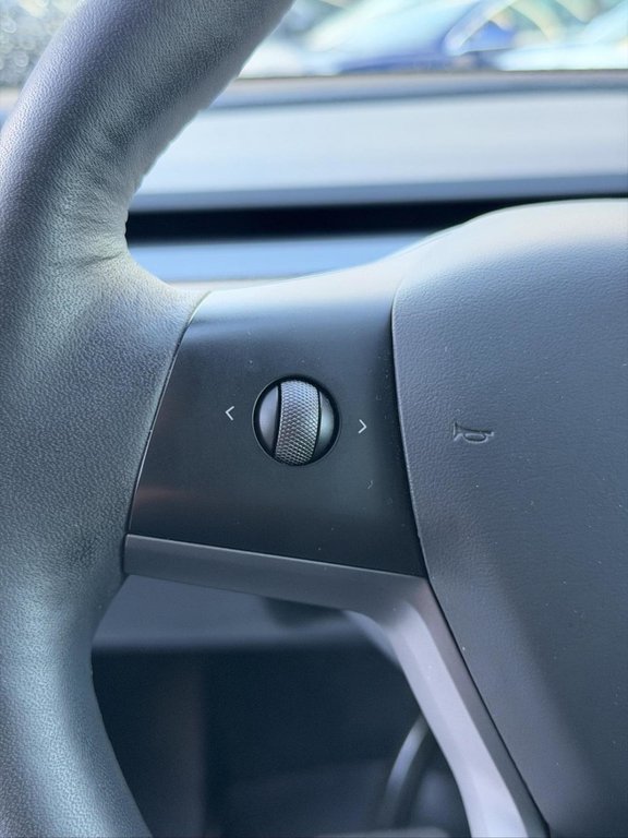 Tesla Model Y Long Range AWD Cuir 2023 à Terrebonne, Québec - 10 - w1024h768px