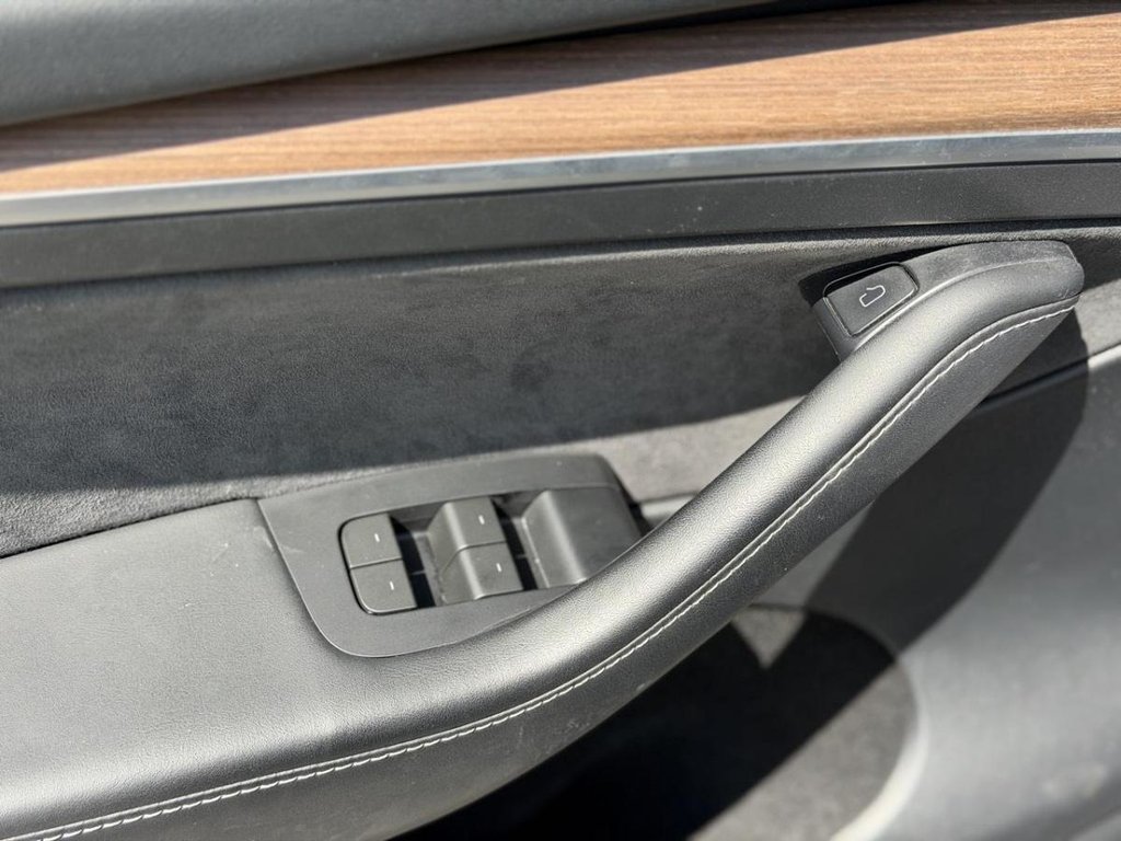 2024 Tesla Model Y Long Range AWD Cuir in Terrebonne, Quebec - 6 - w1024h768px