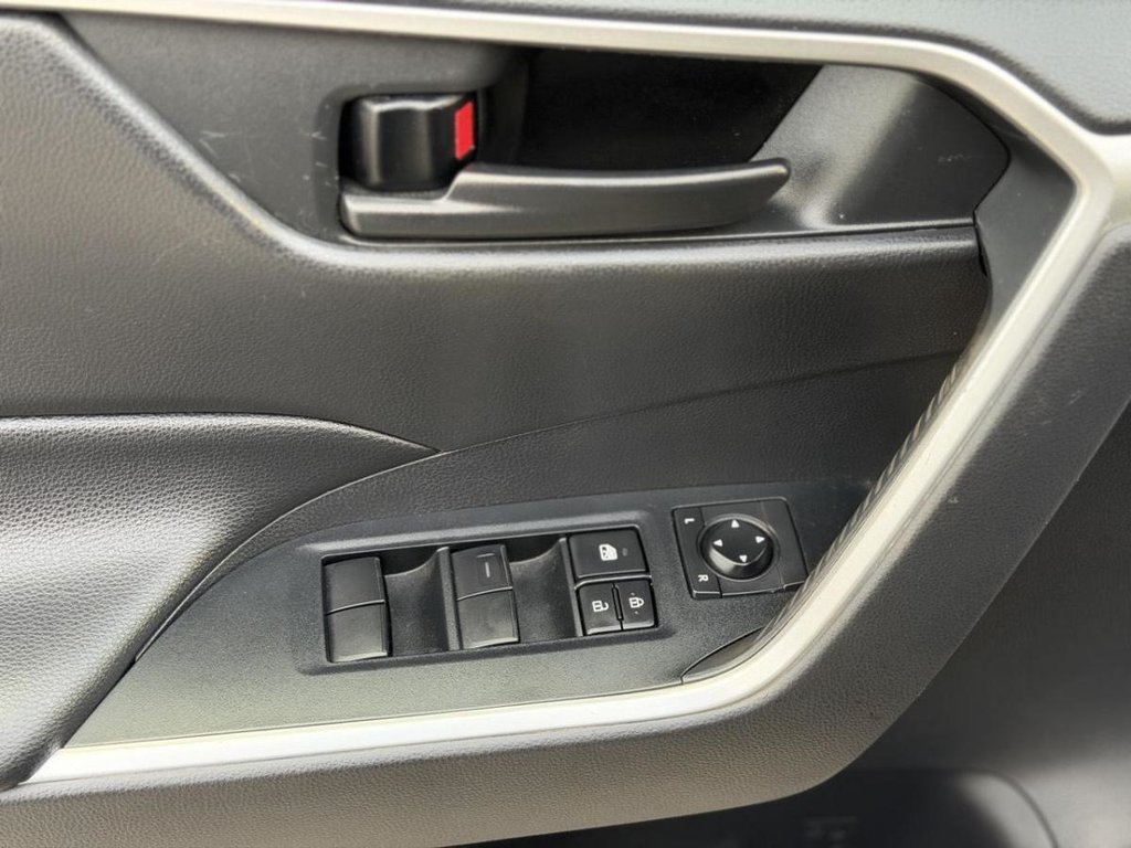 Toyota RAV4 LE AWD 2020 à Terrebonne, Québec - 7 - w1024h768px