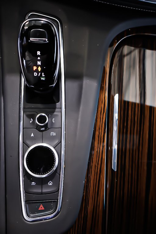 2023 Cadillac Escalade LUXURY 4RM + V8 6.2L in Terrebonne, Quebec - 26 - w1024h768px