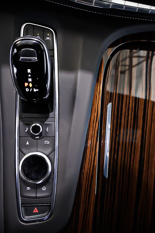 2023 Cadillac Escalade 4WD LUXURY + V8 6.2L + ATTACHE-REMORQUE in Terrebonne, Quebec - 26 - w1024h768px