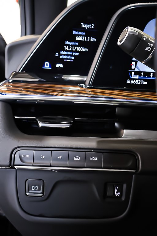 2023 Cadillac Escalade 4WD LUXURY + V8 6.2L + ATTACHE-REMORQUE in Terrebonne, Quebec - 27 - w1024h768px