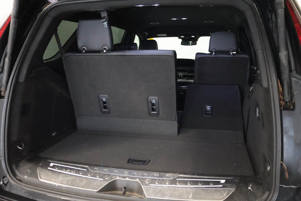 Cadillac Escalade LUXURY 4WD + V8 6.2L 2023 à Terrebonne, Québec - 9 - w1024h768px