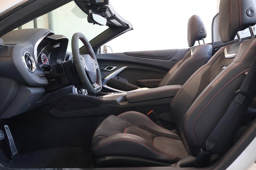 2022 Chevrolet Camaro ZL1 + CONVERTIBLE + RWD + AUTOMATIQUE in Terrebonne, Quebec - 13 - w1024h768px