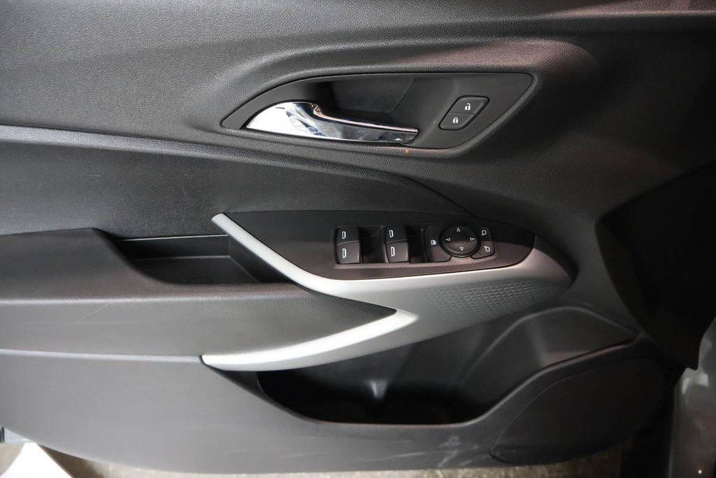 2025 Chevrolet TRAX LS + FWD + GROUPE ELECTRIQUE in Terrebonne, Quebec - 25 - w1024h768px