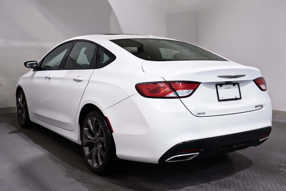 2015 Chrysler 200 S + AWD + CUIR + TOIT OUVRANT PANO in Terrebonne, Quebec - 4 - w1024h768px