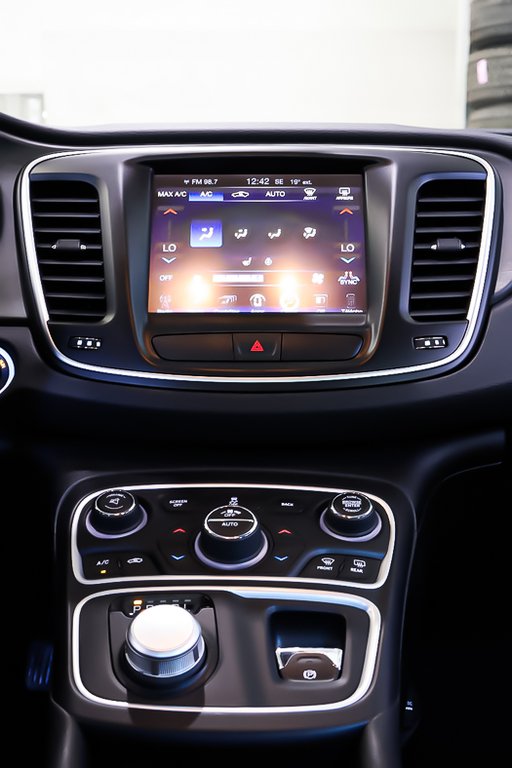 Chrysler 200 LIMITED + FWD + ENSEMBLE CONFORT 2016 à Terrebonne, Québec - 15 - w1024h768px