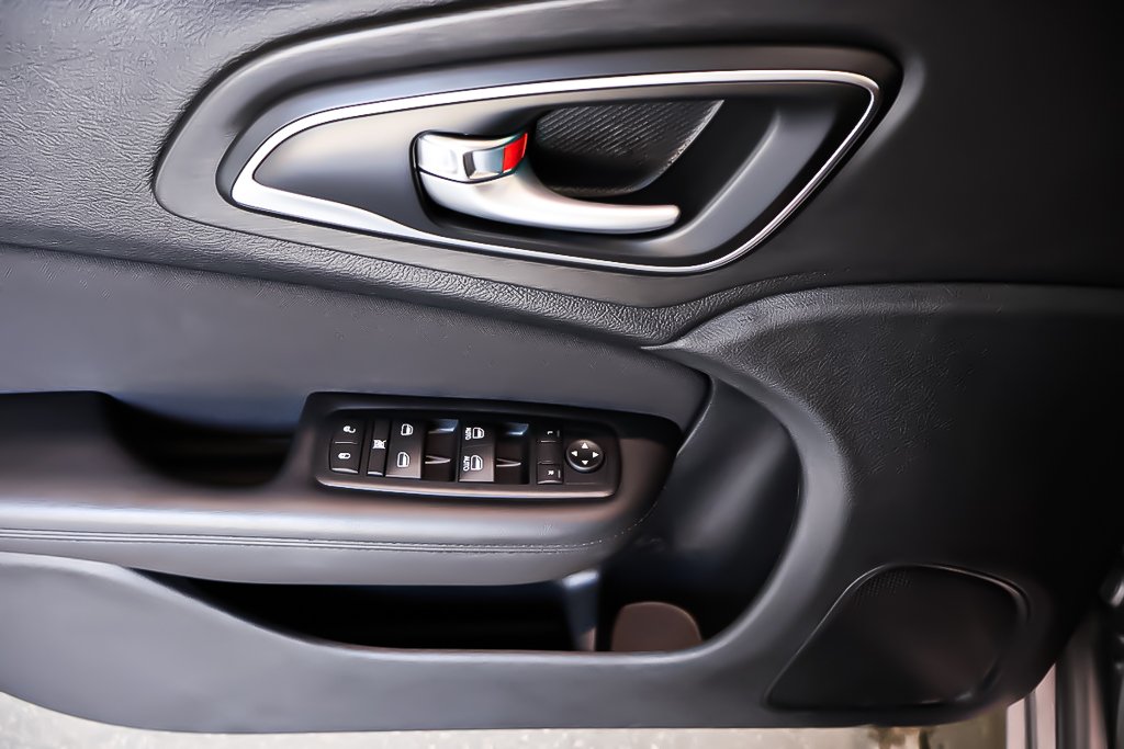 Chrysler 200 LIMITED + FWD + ENSEMBLE CONFORT 2016 à Terrebonne, Québec - 19 - w1024h768px