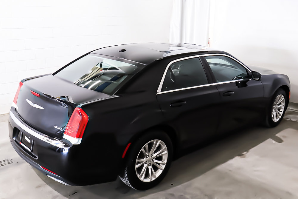 2016 Chrysler 300 TOURING LIMITED + CUIR + TOIT PANO in Terrebonne, Quebec - 7 - w1024h768px
