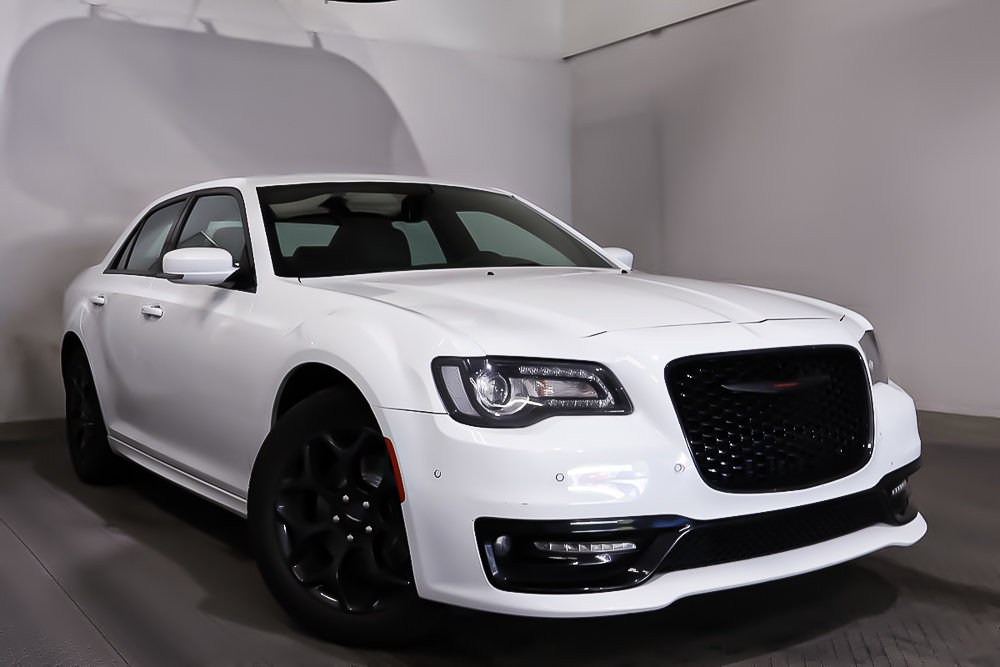 2022 Chrysler 300 S + AWD + TOIT OUVRANT PANO + CUIR in Terrebonne, Quebec - 1 - w1024h768px