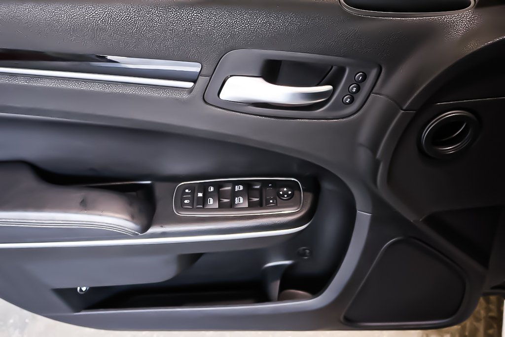 2023 Chrysler 300 300S + AWD + TOIT OUVRANT PANO in Terrebonne, Quebec - 29 - w1024h768px