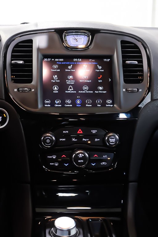 2023 Chrysler 300 300S + AWD + TOIT OUVRANT PANO in Terrebonne, Quebec - 22 - w1024h768px