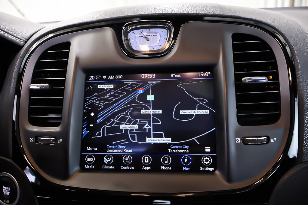 2023 Chrysler 300 300S + AWD + TOIT OUVRANT PANO in Terrebonne, Quebec - 25 - w1024h768px