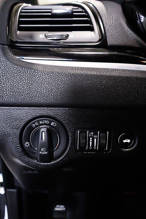 2023 Chrysler 300 300S + AWD + TOIT OUVRANT PANO in Terrebonne, Quebec - 27 - w1024h768px