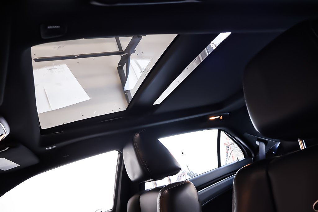 2023 Chrysler 300 300S + AWD + TOIT OUVRANT PANO in Terrebonne, Quebec - 11 - w1024h768px