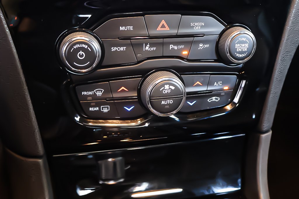 2023 Chrysler 300 300S + AWD + TOIT OUVRANT PANO in Terrebonne, Quebec - 26 - w1024h768px