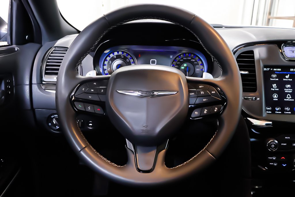2023 Chrysler 300 300S + AWD + TOIT OUVRANT PANO in Terrebonne, Quebec - 15 - w1024h768px