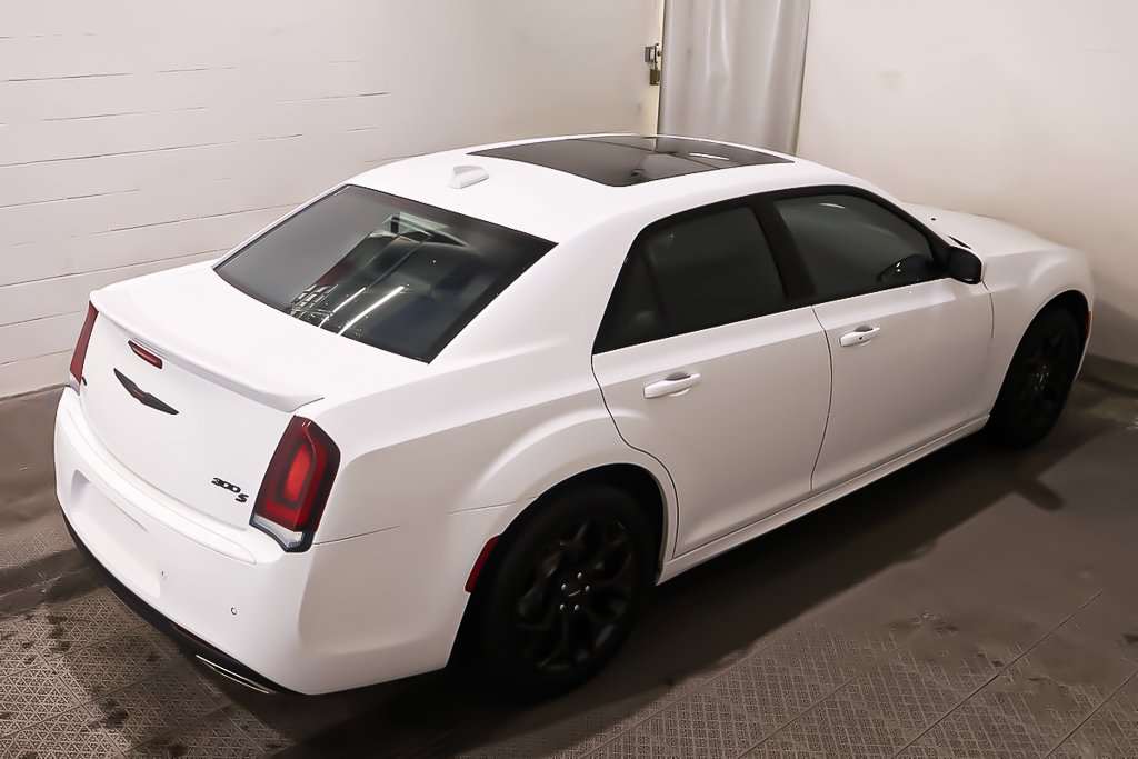 2023 Chrysler 300 300S + AWD + TOIT OUVRANT PANO in Terrebonne, Quebec - 7 - w1024h768px
