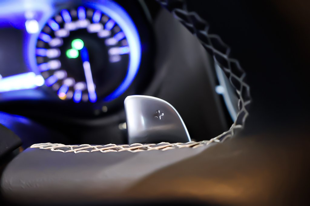 2023 Chrysler 300 300S + AWD + TOIT OUVRANT PANO in Terrebonne, Quebec - 19 - w1024h768px