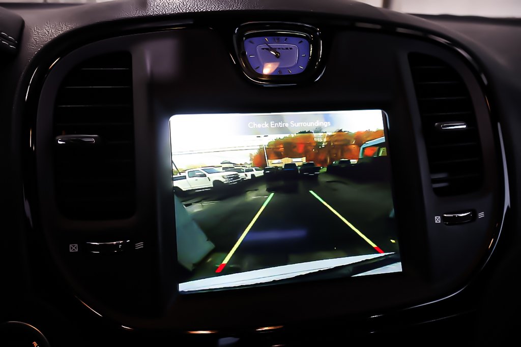 2023 Chrysler 300 300S + AWD + TOIT OUVRANT PANO in Terrebonne, Quebec - 23 - w1024h768px