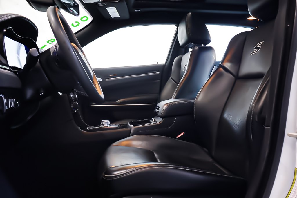 2023 Chrysler 300 300S + AWD + TOIT OUVRANT PANO in Terrebonne, Quebec - 10 - w1024h768px