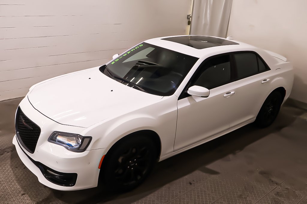 2023 Chrysler 300 300S + AWD + TOIT OUVRANT PANO in Terrebonne, Quebec - 3 - w1024h768px