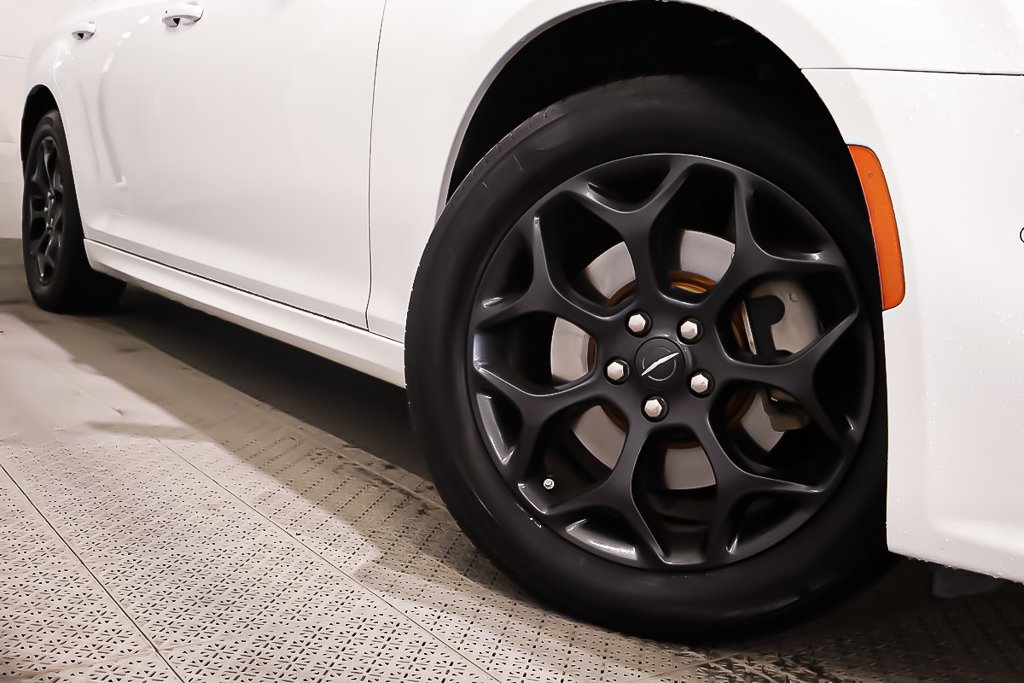 2023 Chrysler 300 300S + AWD + TOIT OUVRANT PANO in Terrebonne, Quebec - 9 - w1024h768px