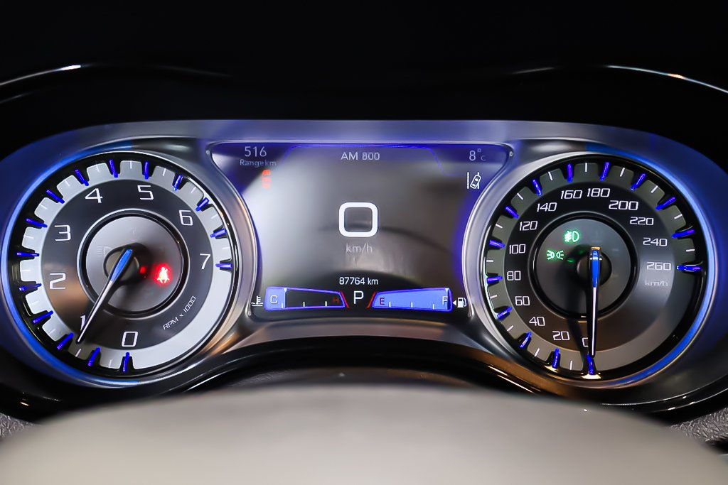 2023 Chrysler 300 300S + AWD + TOIT OUVRANT PANO in Terrebonne, Quebec - 21 - w1024h768px