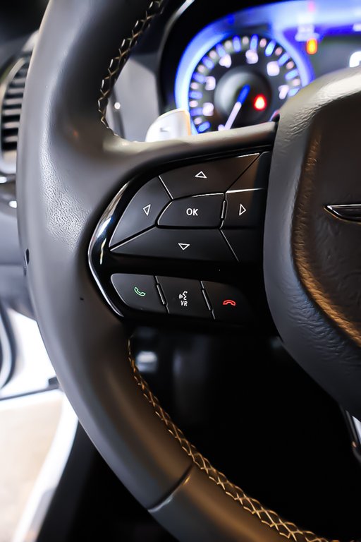 2023 Chrysler 300 300S + AWD + TOIT OUVRANT PANO in Terrebonne, Quebec - 17 - w1024h768px