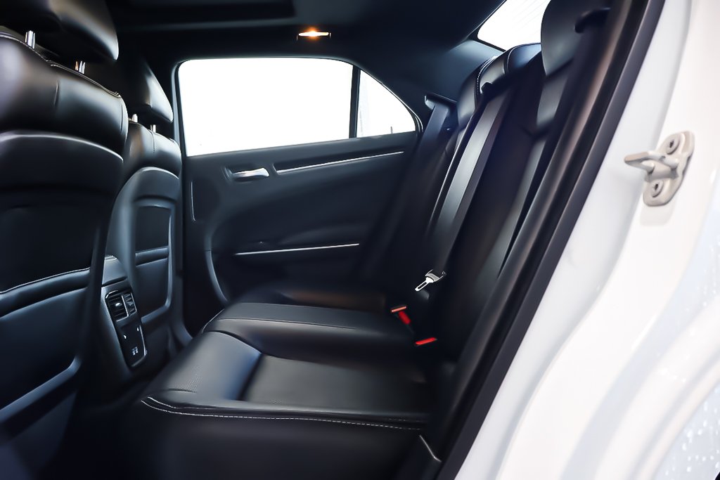 2023 Chrysler 300 300S + AWD + TOIT OUVRANT PANO in Terrebonne, Quebec - 30 - w1024h768px