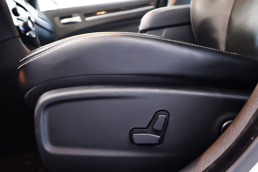 2023 Chrysler 300 300S + AWD + TOIT OUVRANT PANO in Terrebonne, Quebec - 13 - w1024h768px