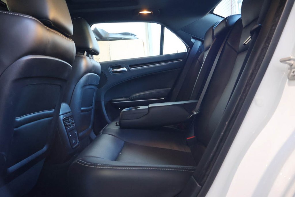 2023 Chrysler 300 300S + AWD + APPARENCE RED S + TOIT OUVRANT PANO in Terrebonne, Quebec - 29 - w1024h768px