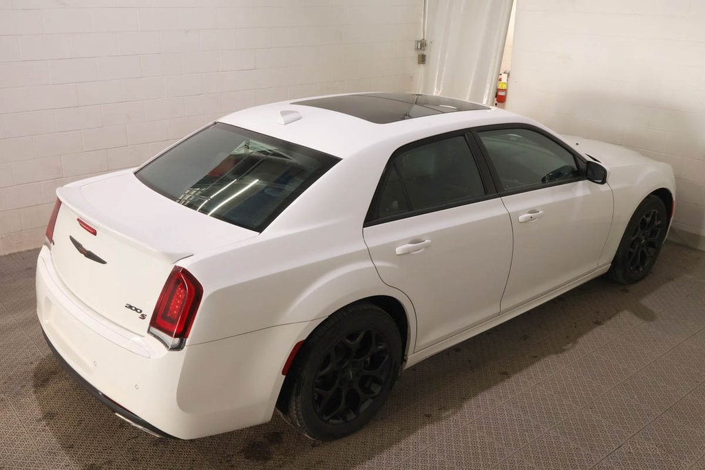 2023 Chrysler 300 300S + AWD + APPARENCE RED S + TOIT OUVRANT PANO in Terrebonne, Quebec - 7 - w1024h768px