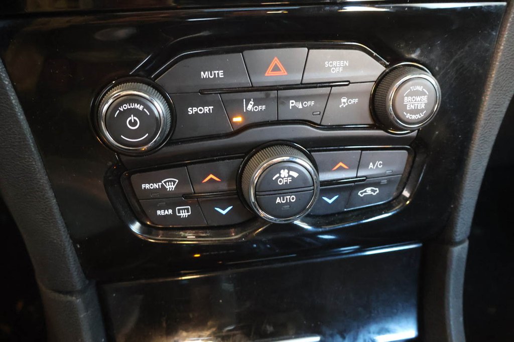2023 Chrysler 300 300S + AWD + APPARENCE RED S + TOIT OUVRANT PANO in Terrebonne, Quebec - 25 - w1024h768px