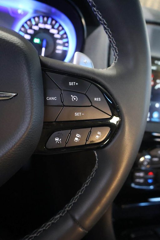 2023 Chrysler 300 300S + AWD + APPARENCE RED S + TOIT OUVRANT PANO in Terrebonne, Quebec - 18 - w1024h768px