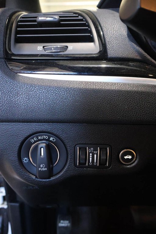 2023 Chrysler 300 300S + AWD + APPARENCE RED S + TOIT OUVRANT PANO in Terrebonne, Quebec - 26 - w1024h768px